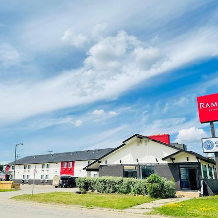 Hotel Ramada By Wyndham Dawson Creek Exterior foto