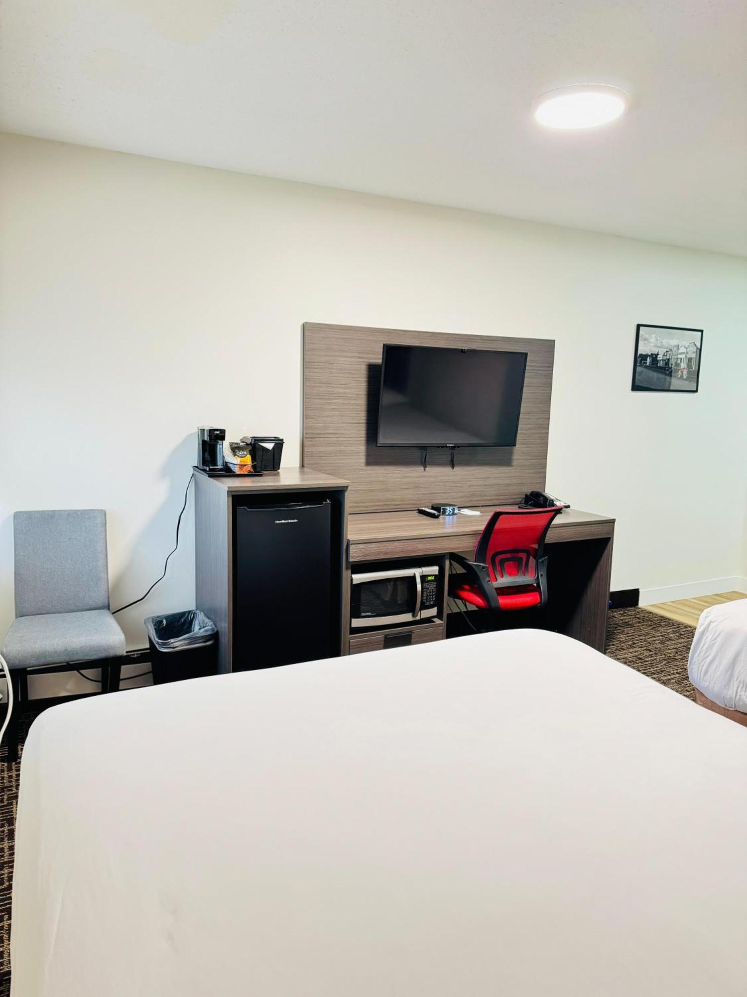 Hotel Ramada By Wyndham Dawson Creek Exterior foto