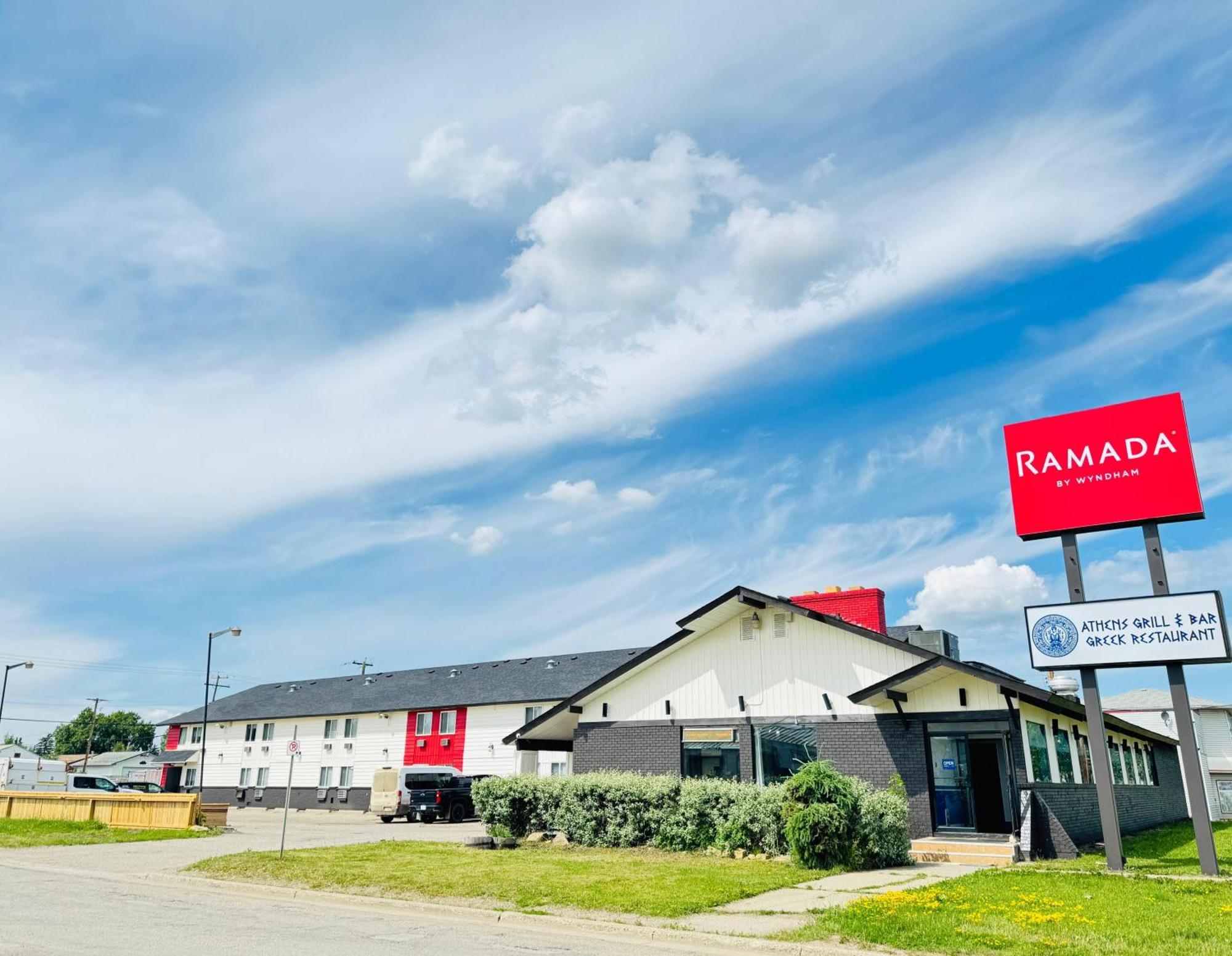 Hotel Ramada By Wyndham Dawson Creek Exterior foto