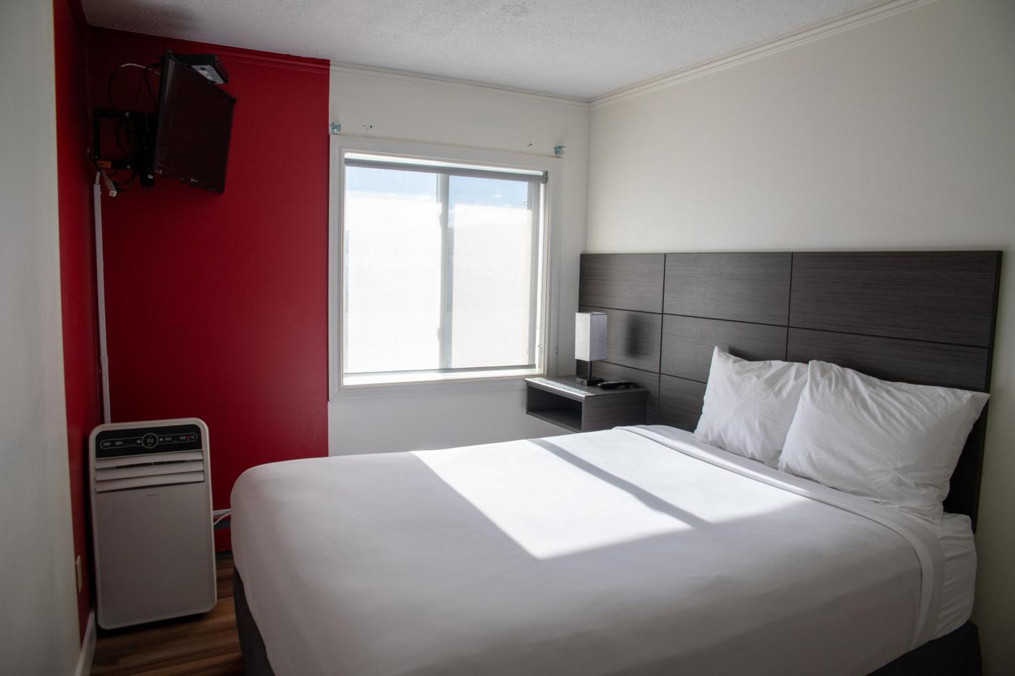 Hotel Ramada By Wyndham Dawson Creek Exterior foto
