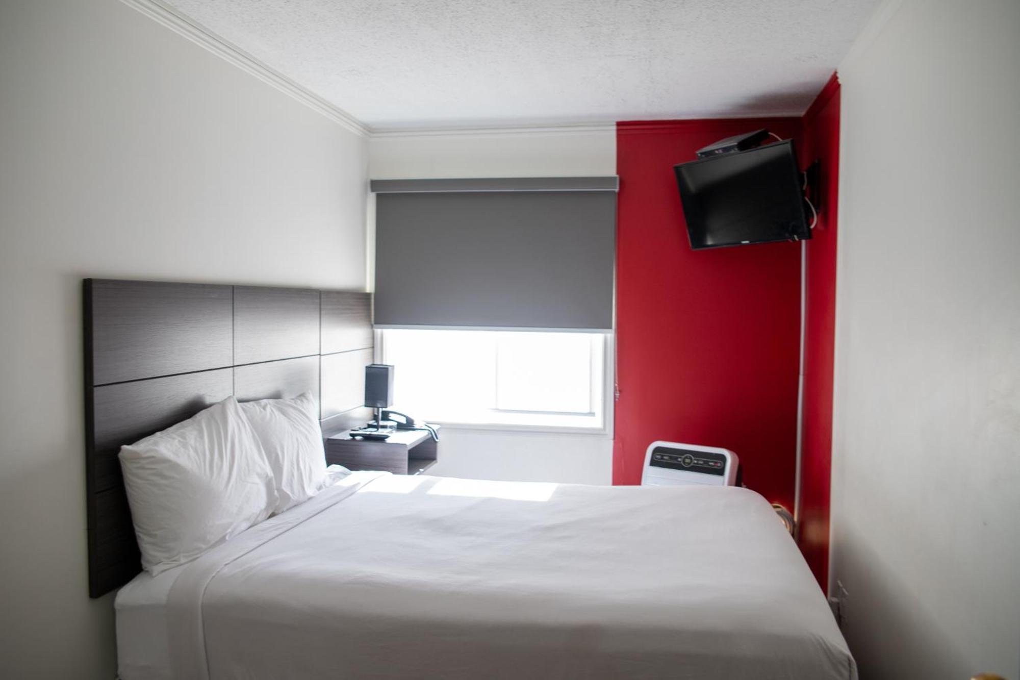 Hotel Ramada By Wyndham Dawson Creek Exterior foto