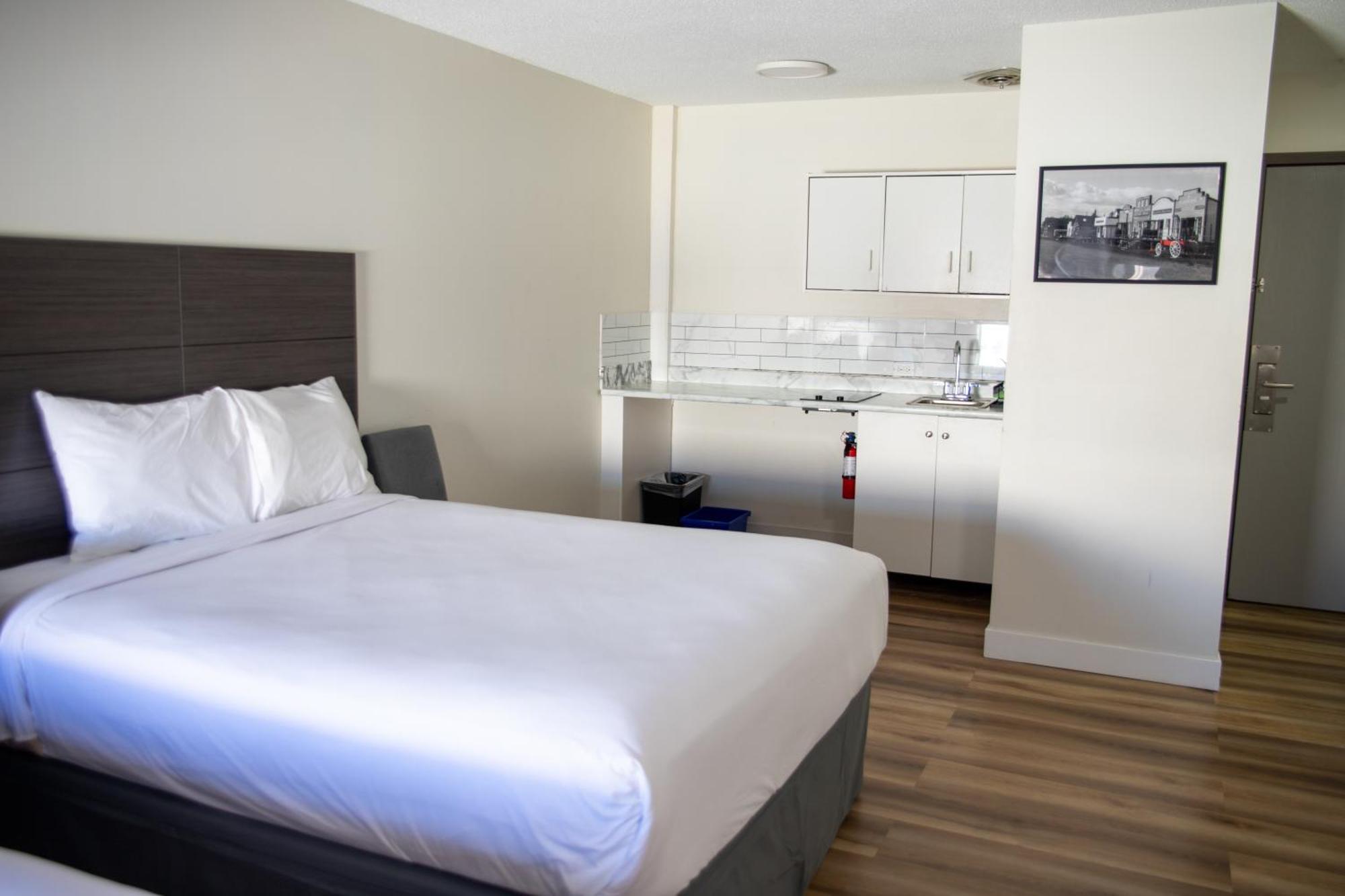 Hotel Ramada By Wyndham Dawson Creek Exterior foto