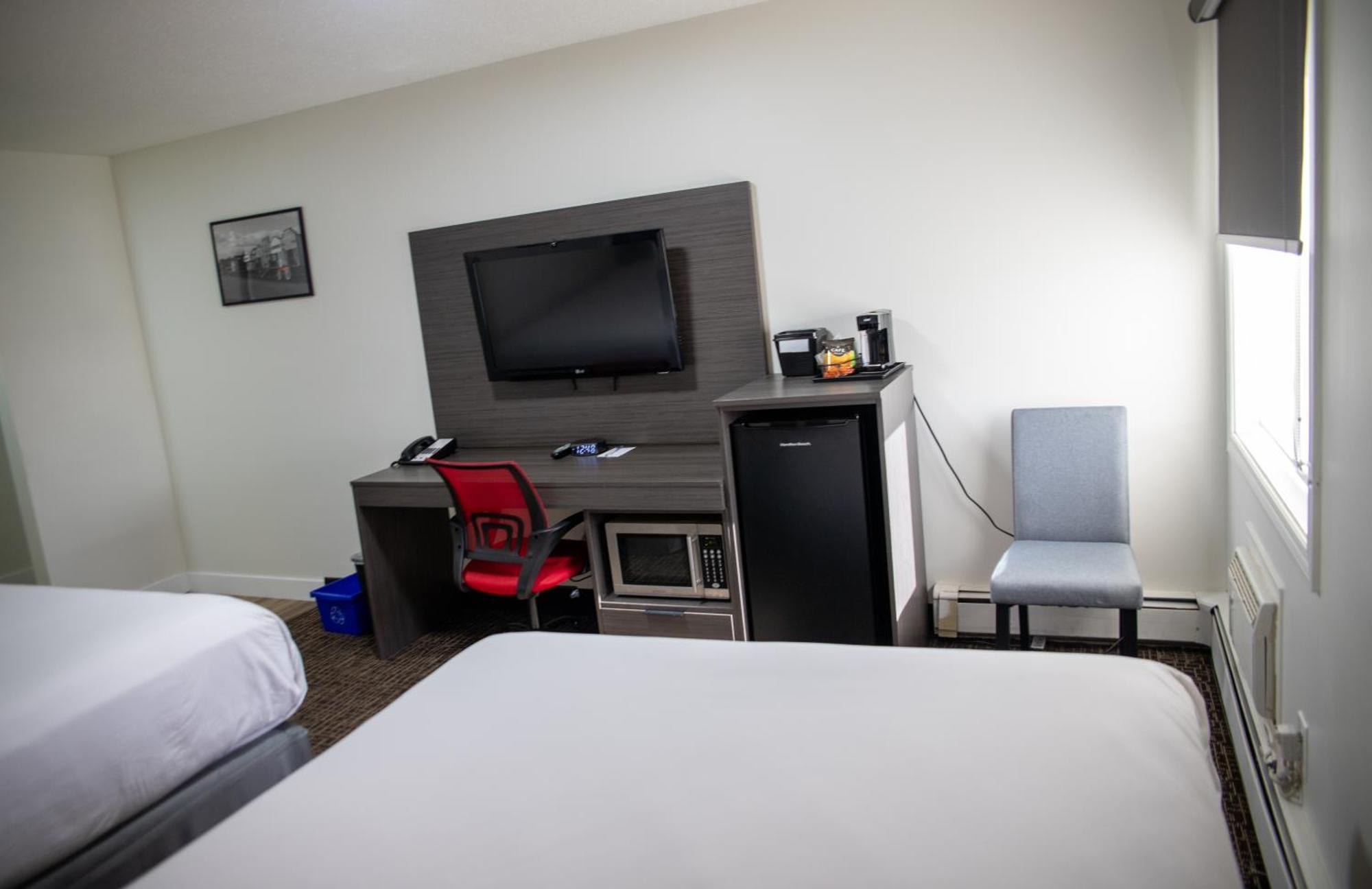 Hotel Ramada By Wyndham Dawson Creek Exterior foto
