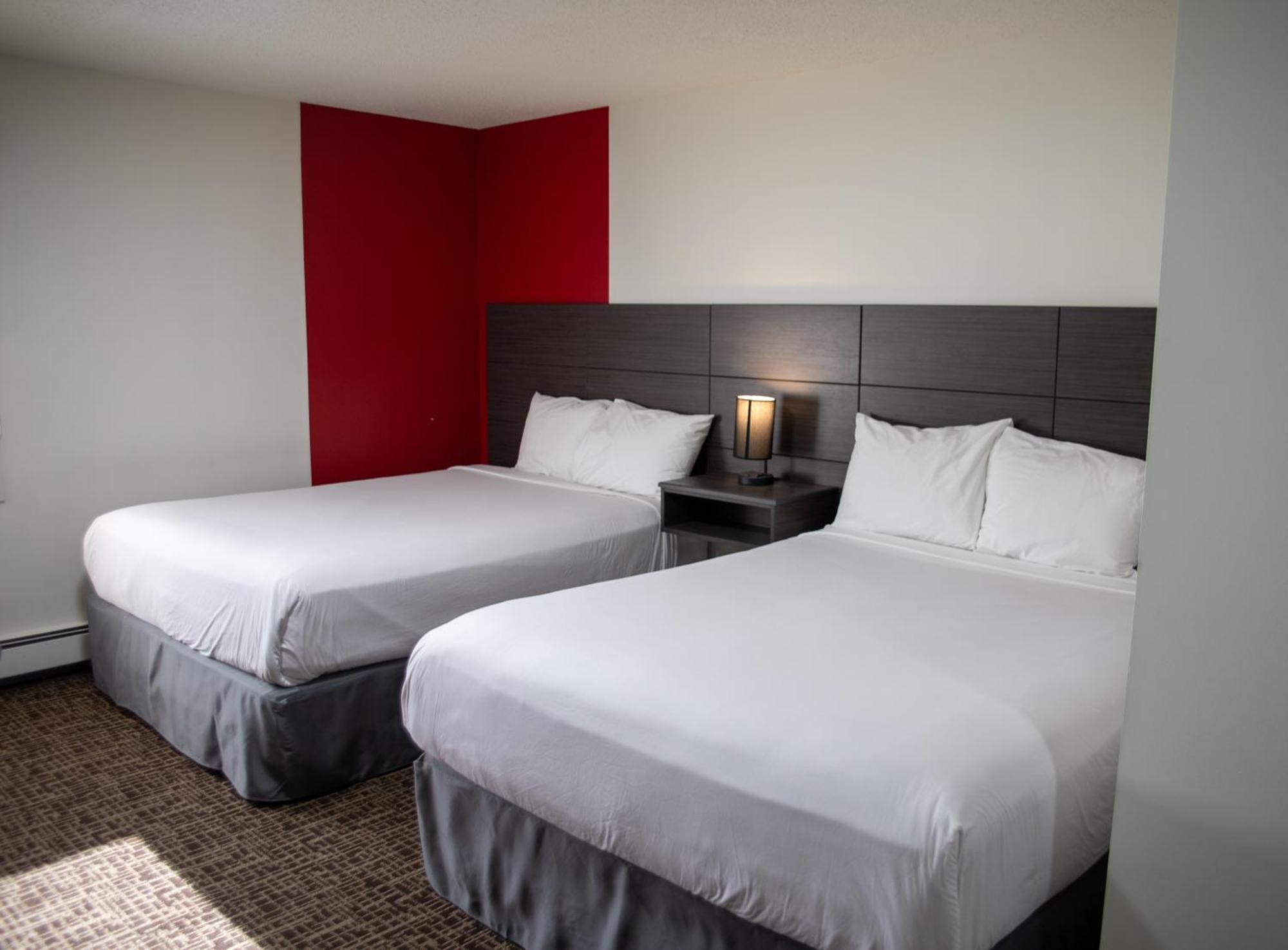 Hotel Ramada By Wyndham Dawson Creek Exterior foto