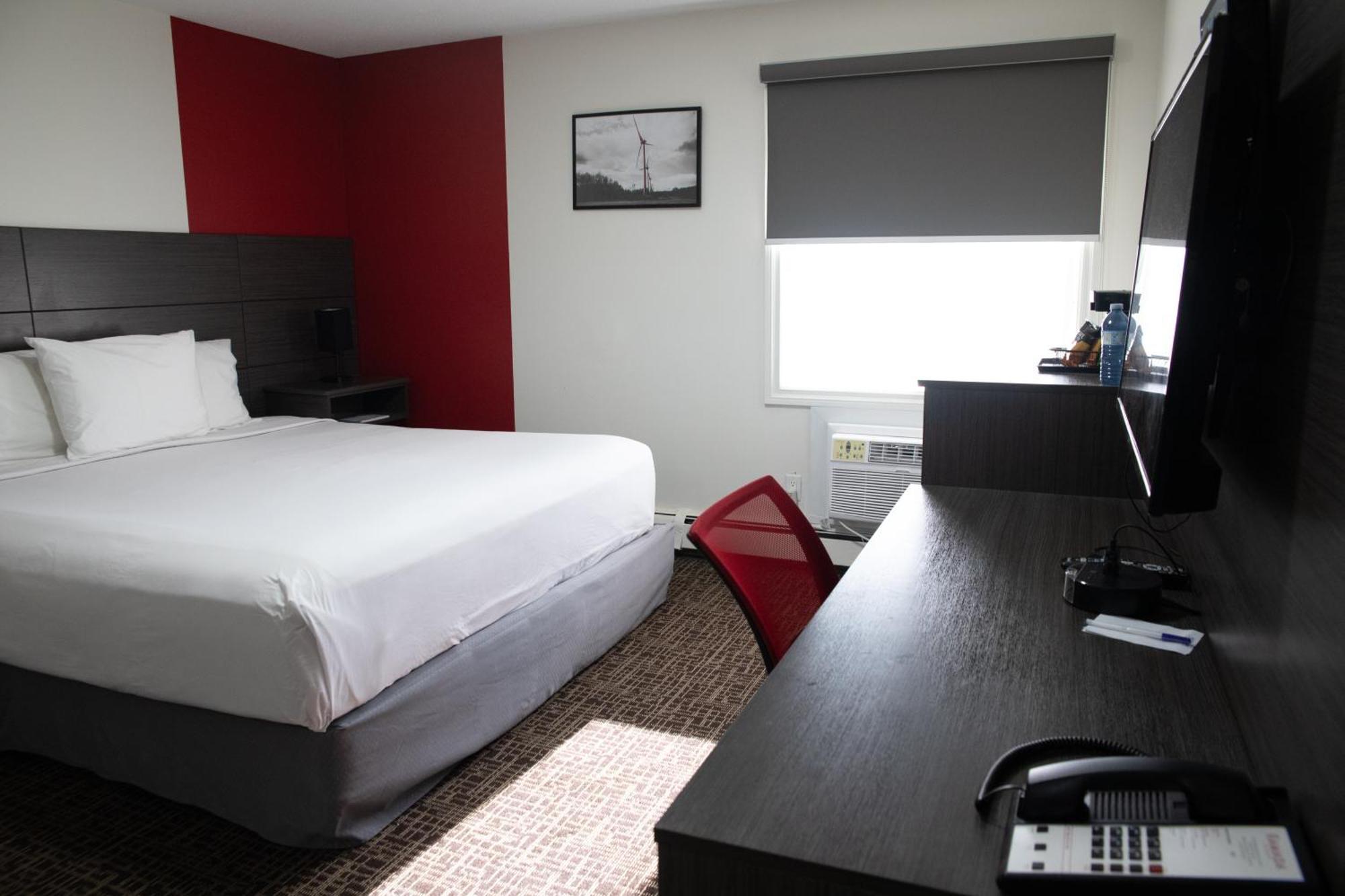 Hotel Ramada By Wyndham Dawson Creek Exterior foto