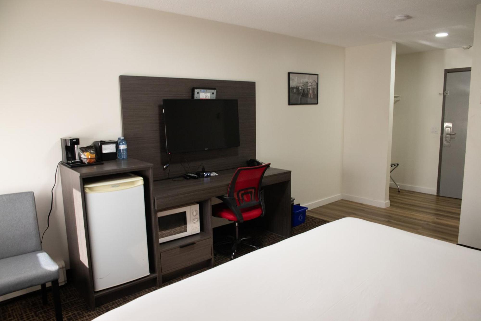 Hotel Ramada By Wyndham Dawson Creek Exterior foto