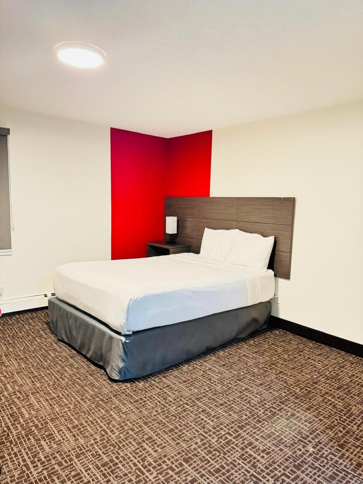 Hotel Ramada By Wyndham Dawson Creek Exterior foto