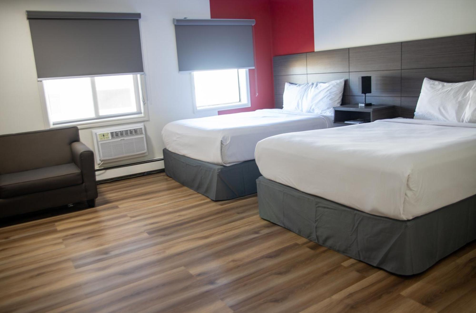 Hotel Ramada By Wyndham Dawson Creek Exterior foto