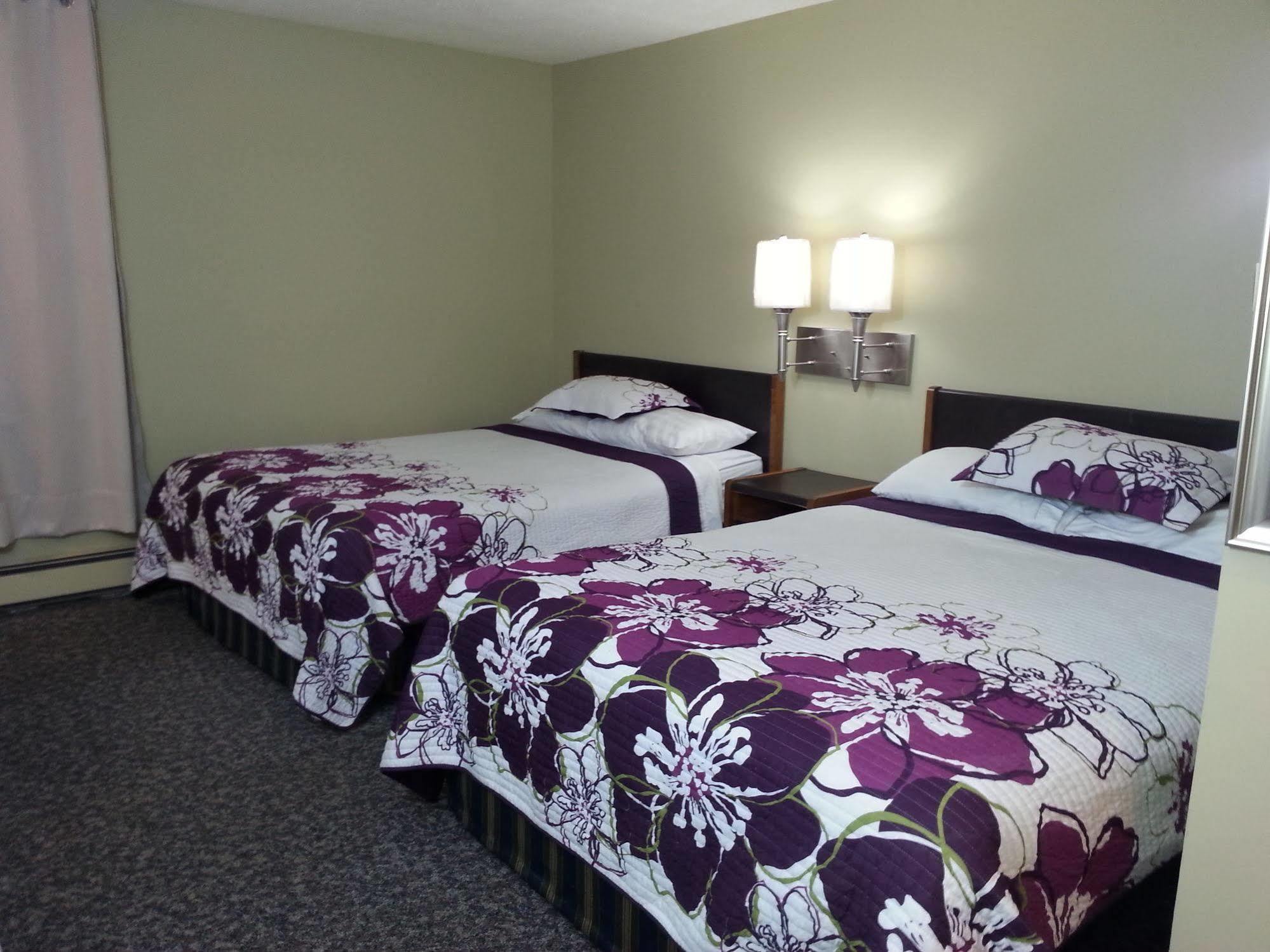 Hotel Ramada By Wyndham Dawson Creek Exterior foto