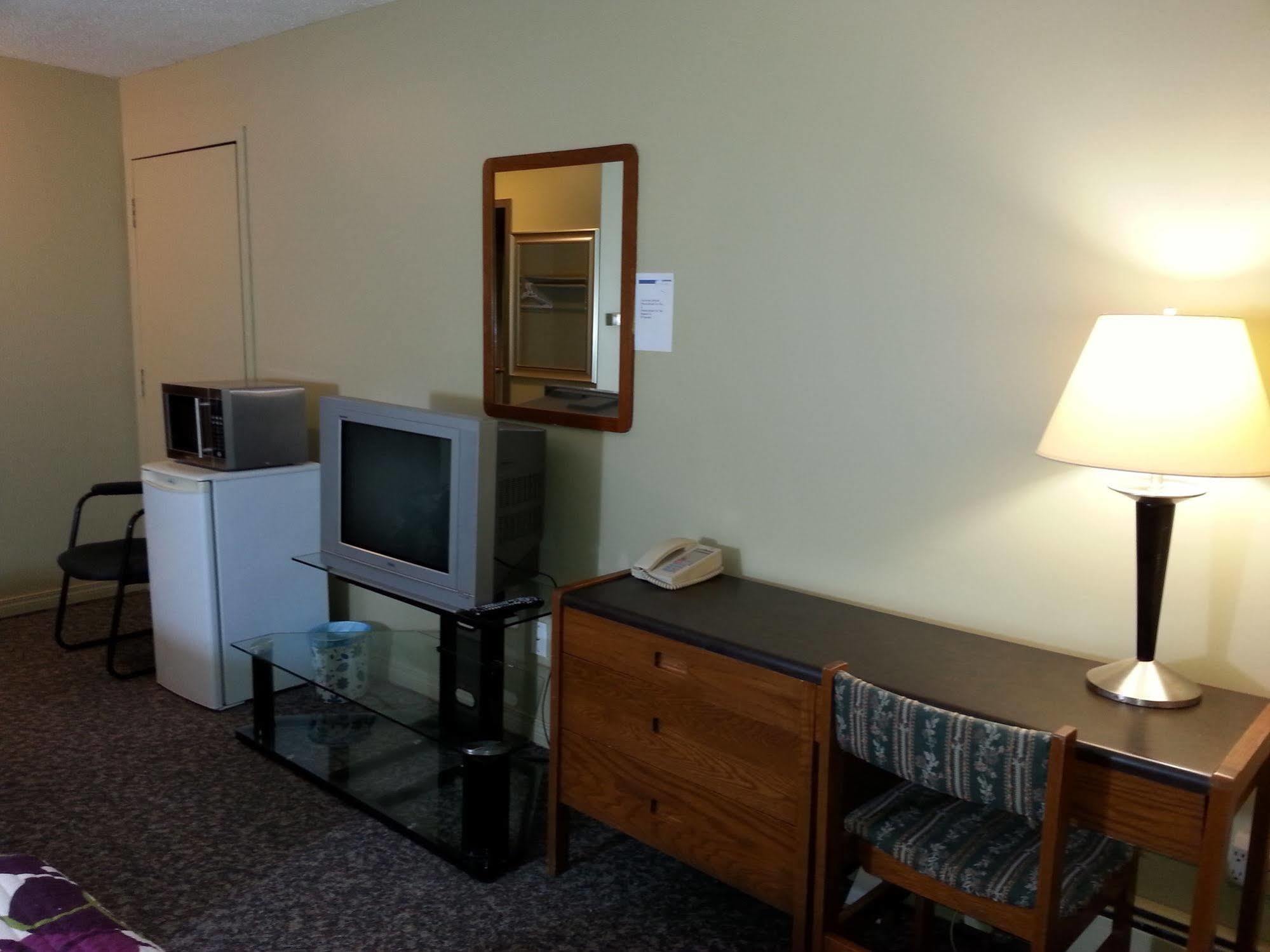 Hotel Ramada By Wyndham Dawson Creek Exterior foto