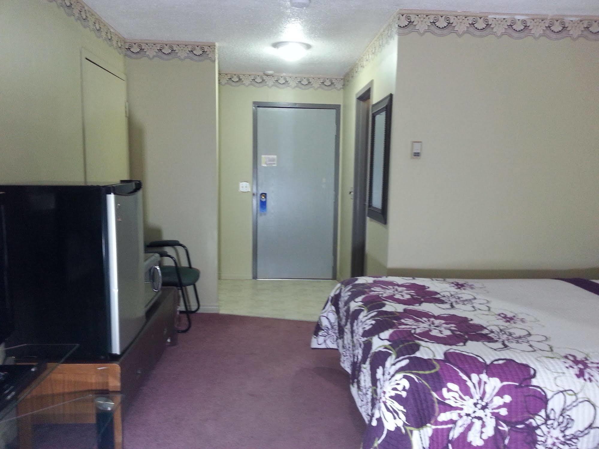 Hotel Ramada By Wyndham Dawson Creek Exterior foto