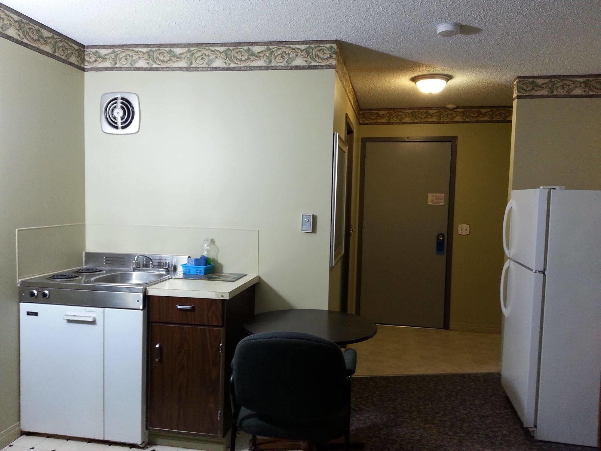 Hotel Ramada By Wyndham Dawson Creek Exterior foto