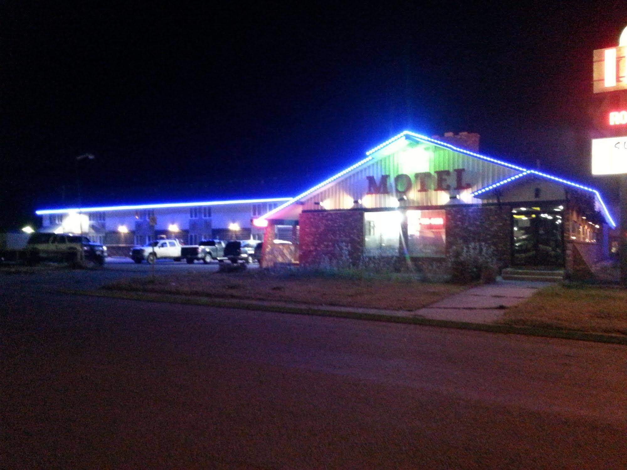Hotel Ramada By Wyndham Dawson Creek Exterior foto